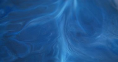 Işıl ışıl. Mürekkep karışımı. Mavi beyaz parıldayan emülsiyon çözünmüş diş minesi akışı karışımı rengi. Sanat akrilik pigment bulanık arkaplan.