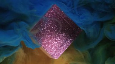 Soyut geometrik. Mürekkep karışımı. Parlak sarı çok renkli duman rengi boya dokusu ışıl ışıl parıldayan küp bulut sanat mor parıltılı ışık arka planında yüzüyor.
