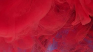 Sanatsal su. Sihirli duman. Odaklanmamış pembe renkli parlayan buhar boyalı mürekkep deseni sisi mavi soyut ışık arka planında yüzüyor..