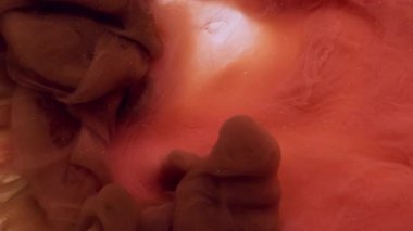 Dumanı karıştır. Buhar bulutu. Odaklanmamış turuncu bronz rengi beyaz soyutlamayla büyüyen su kimyasal patlama akışında mürekkep sıçradı..