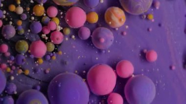 Jel damlası. Boya karışımı. Yağlı pembe turuncu damlalar çözünmüş suda eriyor. Sanat pigment pudrası soyut arkaplan sıçratır.