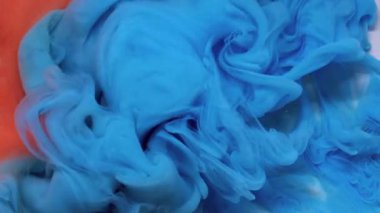 Döndürme sıvısı. Bulut mürekkebi. Odaklanmamış turuncu beyaz duman sıvı egzoz kimyasal doku dalgası soyut arka plan üzerinde.