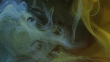 Mürekkep suyu. Renk dumanı. Odaklanamayan sarı su altı buharı yayılan hareket tozu dokusu soyut sanat arkaplanı.
