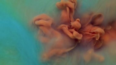 Karışık sis. Sis dokusu. Su akrilik damlasında çözünmüş turuncu mavi renkli boya soyut yaratıcı arka planda yayılıyor.