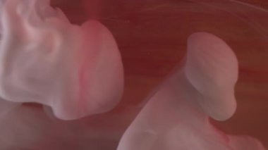 Bulanık sis karışımı. Sütlü boya. Odaklanmamış beyaz renkli parlayan sıvı soyut sanat arka planında bulut buharı sis dalgası bırakıyor.