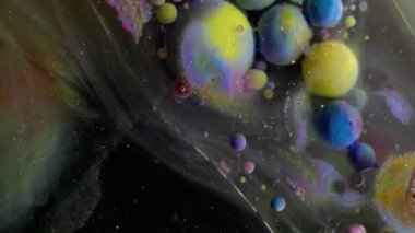 Akrilik leke. Duman sıvısı. Yüzeyde hareket eden şeffaf lekeli jel baloncukları. Renkli köpük soyut arkaplan