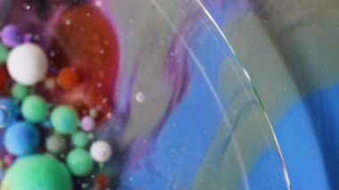 Asit sıvısı. Kabarcık boyası. Şeffaf yağ yuvarlak akrilik mürekkep renkli damlalar köpüklü su soyut arka planda yüzer.