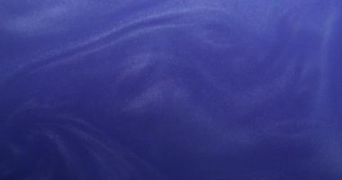 Köpüklü sıvı. Sanat emülsiyonu. Mor mavi mürekkep tozu suyu karışımı. Bulanık dalga sihirli pigment rengini nemli arkaplanı çözer.