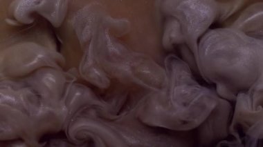 Dumanı karıştır. Buhar bulutu. Odaklanmamış mor bronz renk akrilik yaratıcı soyutlamayla büyüyen suda boya pigmenti sıçratır.