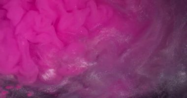 Işıldayan sıvı. Boya girdabı. Parıldayan sanat parçacıkları su akar. Neon rengi emülsiyon patlaması pembe beyaz gümüş soyut arkaplan.