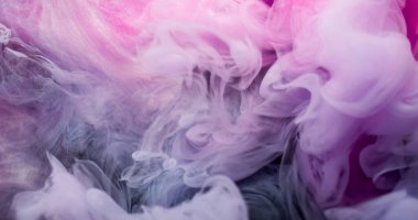 Duman sıçrıyor. Buhar akışı. Pembe beyaz pigment sisi suda çözünür. Soyut kıvrımlı mürekkep harmanlanmış renk çözünmüş arkaplan dokusu.