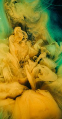 Bulut sıçraması. Mürekkep renkli sıvı. Sarı yeşil sis patlaması boya akışı. Sanat sisi çözünmüş renk rengi su fantazisi arkaplanı.