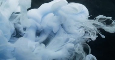 Duman sıçrıyor. Buhar akışı. Beyaz mavi pigment sisi suda çözünür. Siyah bulanık arkaplanda sanat soyut kıvırcık dökülmüş mürekkep harmanı rengi.