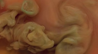 Akrilik damla. Boya rengi. Odaklanmamış sarı pembe duman dokusu su sıçrama sıvısı soyut yaratıcı sanatta yüzen sim sıvısı..