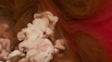 Karışık sis. Sis dokusu. Soyut akrilik zemin üzerine yayılan akrilik su kimyasal damlasında çözünmüş pembe bronz mürekkep rengi..