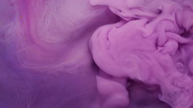 Su altı bulanıklığı. Mürekkep akışı. Soyut arkaplanda uçuşan mor mavi renkli sıvı pigment su akrilik dokusu.