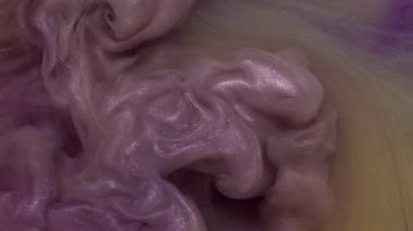 Parlak doku. Soyut boya. Akrilik su parıltılarında çözünmüş mor renk pigmenti yaratıcı ıslak sanat eserlerine sıçrar..