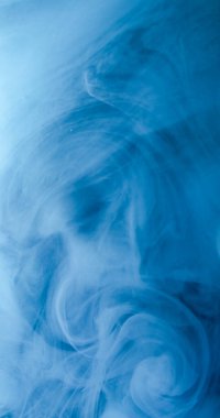 Duman sıvısı. Buharı boya. Mavi su rengi pigment dalga karışımı soyut bulanık arkaplan. Buhar girdabı fantezi duvağı bükülmüş boya dokusu.