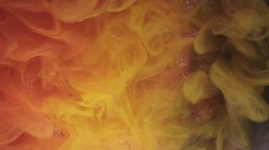 Lüks buhar. Boya dumanı sıçraması. Soyut parıldayan sanat ışığı arka planında süzülen parlak sarı renkli bulut dokusu.