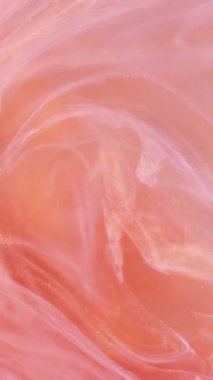 Dikey video. Boya su sıçratır. Buhar fırıldağı. Açık turuncu şeftali rengi kıvrımlı mürekkep bulutu soyut sanat arka planında hareket ediyor.