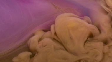 Sis bombası. Sıvı doku. Odaklanamayan sarı mor renkli su tanecikleri soyut sanat akrilik zemininde akan buhar sıvısı.