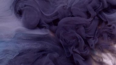 Parıltı karışımı. Mürekkep akışı. Beyaz soyut yaratıcı arka planda uçuşan mor renkli sıvı akrilik pigment su dokusu.