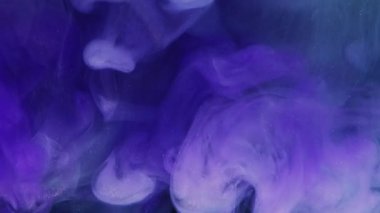 Mürekkep suyu. Renk dumanı. Odaklanmamış mor toz parçacıkları dokusu patlama buharı yayılan hareket soyut sanat arkaplanı.
