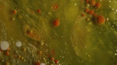 Pigment patlaması. Yağ damlası akışı. Toz dokusu suyunda patlayan renkli mermer parçacıkları. Sanat emülsiyonu soyut duman arka planı dökülüyor.