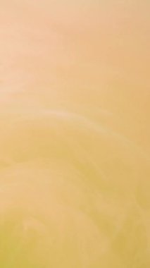 Dikey video. Sanatsal arka plan. Dumanlı boya akışı. Odaklanamayan parlak şeftali, turuncu, çok renkli bulut, mürekkep desenli sis girdabı soyut ışık girdabında ilerliyor..