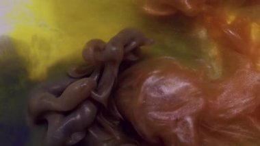 Sis buharı. Soyut mürekkep. Sanatın yaratıcı arka planında yükselen sarı, kahverengi, renkli, dumanlı kimyasal karışım sıvısı..