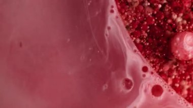 Sanat sıvısı. Kabarcık boyası. Mermer kıvrımlı duman akıntısı köpüklü kırmızı kahverengi yağ damlalarını karıştırıyor. Odaklanmamış parçacıklar soyut su arkaplanı dökülüyor.