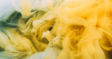 Duman karışımı. Sis akışı. Parlak sarı kıvrımlı renk akışı. Boya karıştırma sanatı sıçratma Odaklanamayan soyut arkaplan dalgası.