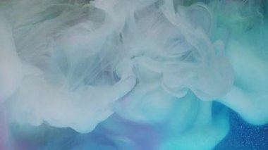 Atmosferik buhar. Soyut renkler girdap şeklinde. Odaklanmamış yeşil beyaz parıltı parıldayan sanat arka planında yüzen boya mürekkebi deseni sisi.