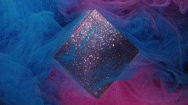 Sanat dekorasyonu. Karışık mürekkep. Parlak mavi mor renkli akış duman kübü bulut boyası soyut ışıldayan arka planda yüzer..