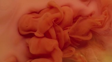 Dalga boyası. Akışkan bulut. Odaklanmamış turuncu pembe renk kimyasal karışım sıvısı soyut ıslak arka planda yayılıyor..