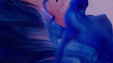 Boya rengi karışımı. Bulanık boya kaplaması. Odaklanmamış pembe parlayan sıvı damlalar akışkan duman dokusu soyut ışık dalgası.