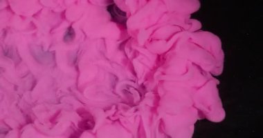 Duman akıntısı. Boyayla boyanmış. Parlak pembe boya akışı. Sanat dumanı spreyi soyut bulanık siyah köpüklü su arka planı.