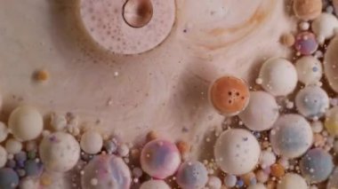 Mürekkep çözülüyor. Yağ damlası. Kalın kremalı, akrilik mürekkepli, bej köpüklü sanat sıvısı. Serpinti karıştırma pigmenti köpük çözünmüş soyut arkaplan.