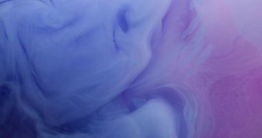 Duman girdabı. Buhar akışı. Mavi mor pigment sis sarmalı suda çözünür. Sanat soyut kıvrımlı mürekkep harmanı renk bulanıklığı arkaplanı.