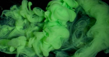 Duman akıntısı. Boyayla boyanmış. Parlak yeşil boya akışı. Sanat dumanı spreyi soyut bulanık siyah köpüklü su arka planı.