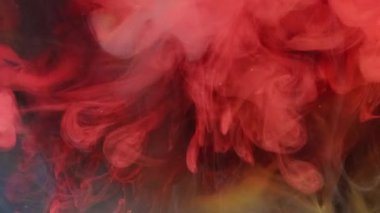 Sis patlaması. Sıcak duman. Odaklanmamış kırmızı turuncu duman deseni mürekkep damlası koyu soyut sanat arka planında hareketi gösterir.