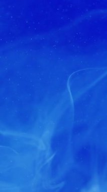 Dikey video. Duman mürekkebi arka planı. Renkli sis. Odaklanamayan parlak mavi beyaz, soyut sanat ışığı üzerinde hareket eden resim dokusu bulutu serpti..