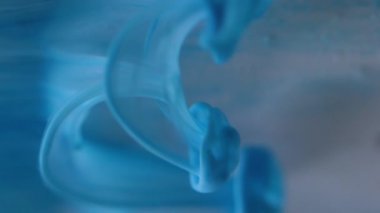 Pürüzsüz sıçrama sıvısı. Bulanık akış. Odaklanmamış mavi renk parlaklığı sanat ışığı arka planında akışkan duman dokusu dalgası.