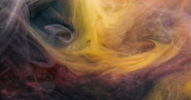 Duman sıçrıyor. Buhar akışı. Siyah sarı pigment suda çözünür. Parıldayan soyut mürekkep harmanı grunge renk bulutu arka planı bulanıklığı.