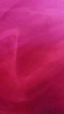 Dikey video. Soyut bulutlar. Mürekkep darbesi. Parlak pembe renkli dumandan arındırılmış duman akışı buhar sıvısı sanat arka planında hareket ediyor..