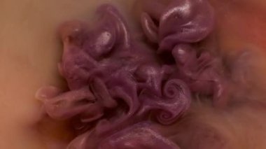 Sis bombası. Sıvı doku. Odaklanmamış pembe turuncu renkli su parçacıkları soyut sanat yaratıcılığı arka planında yüzüyor..