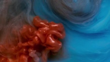 Parlak mürekkep sıçraması. Soyut boya. Yaratıcı sanata yayılan, parlayan suda çözünmüş kırmızı beyaz bulutlu duman..