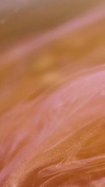 Dikey video. Sıçrama girdabı. Parıltı bulanıklığı. Odaklanmamış parlak turuncu pembe boya mürekkep buharı soyut sanat arka planında hareket ediyor..