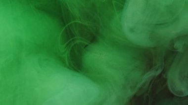 Parıldayan bulut. Mürekkepli su sıçraması. Odaklanmamış yeşil renk ışıl ışıl desen sisi yayılan girdap hareket eden soyut sanat arkaplanı.