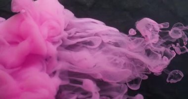 Renk buharı. Mürekkep atışı. Pembe kıvrım pigmenti suyun altında çözünür. Siyah arkaplan üzerine sisli sıvı parlak sprey. Odaklanamayan soyut akış.